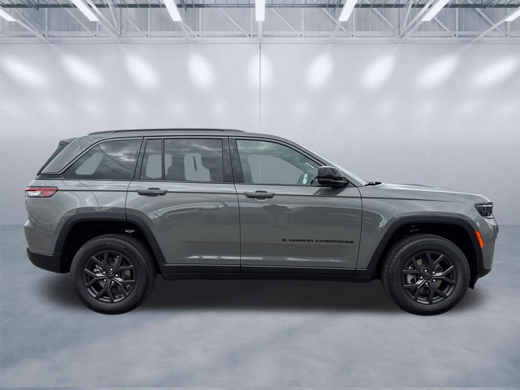 New 2027 Sting-Gray Clearcoat Jeep Laredo Altitude image 3