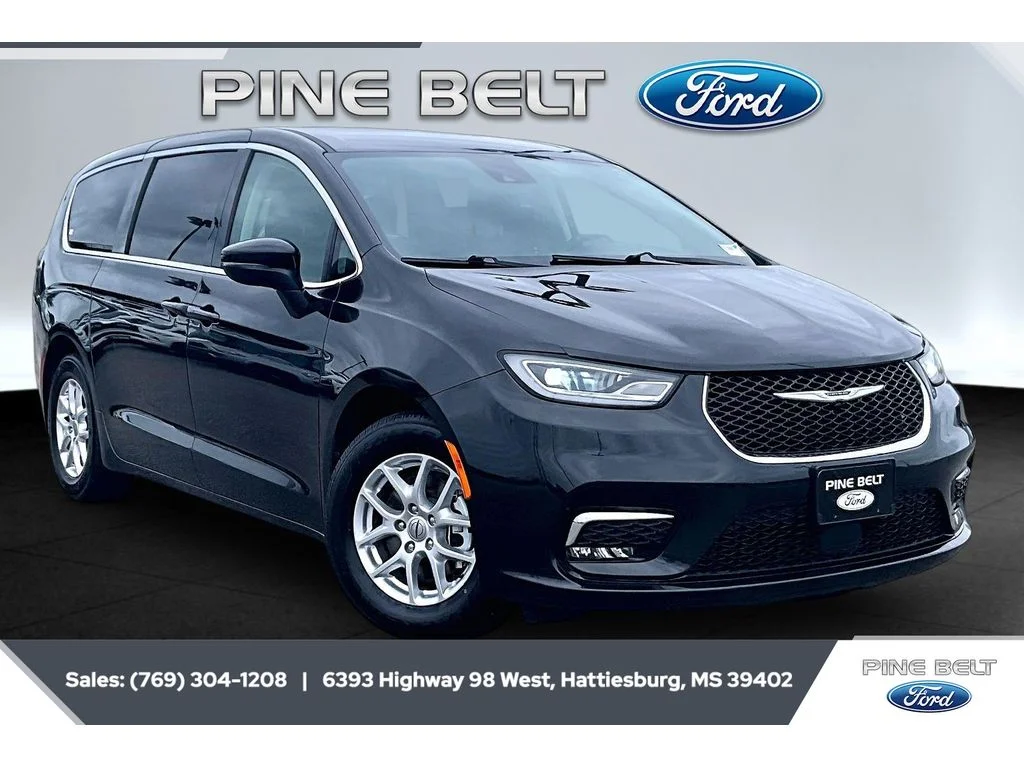 2023 Chrysler Pacifica Touring L's photo