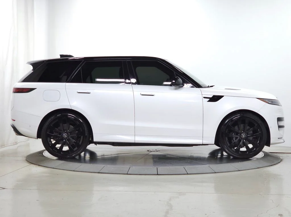 Used 2025 White Land Rover Dynamic SE image 9