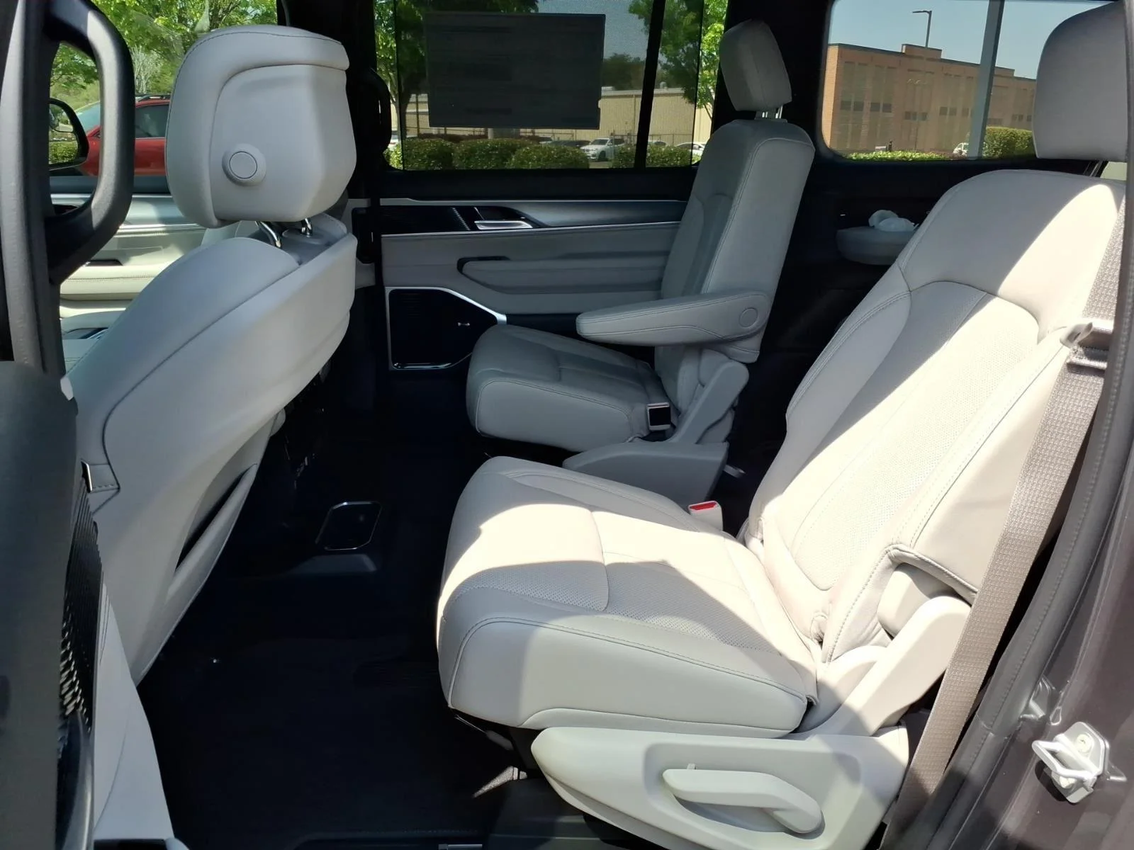 New 2026 Baltic-Gray Metallic Clear-Coat Exterior Paint Jeep Limited Reserve image 21