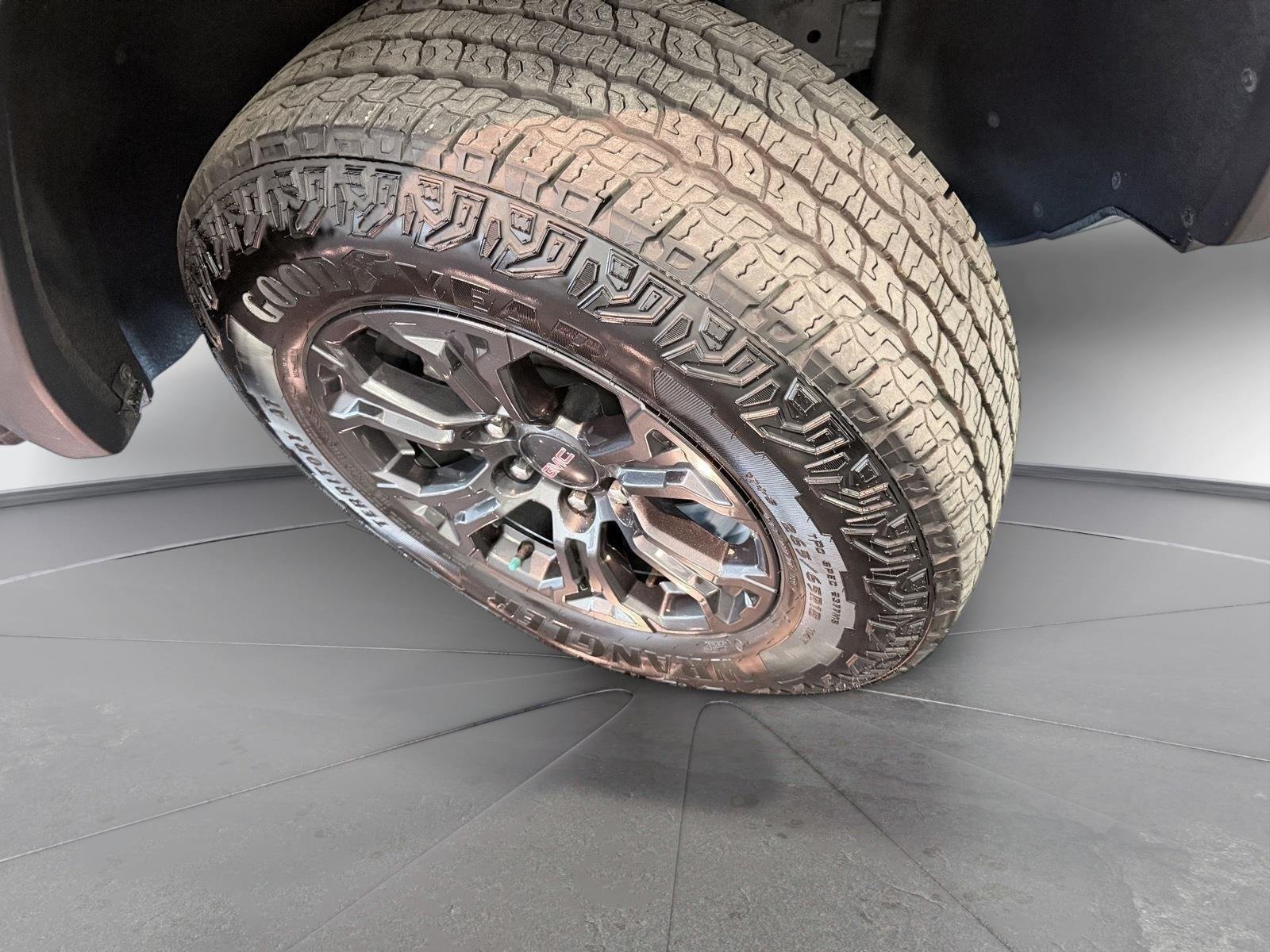 Used 2025 Onyx Black GMC Elevation image 48