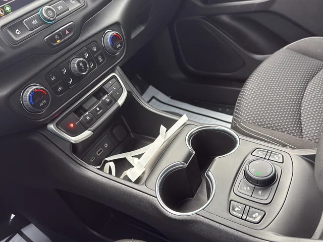 Used 2023 White GMC SLE image 22