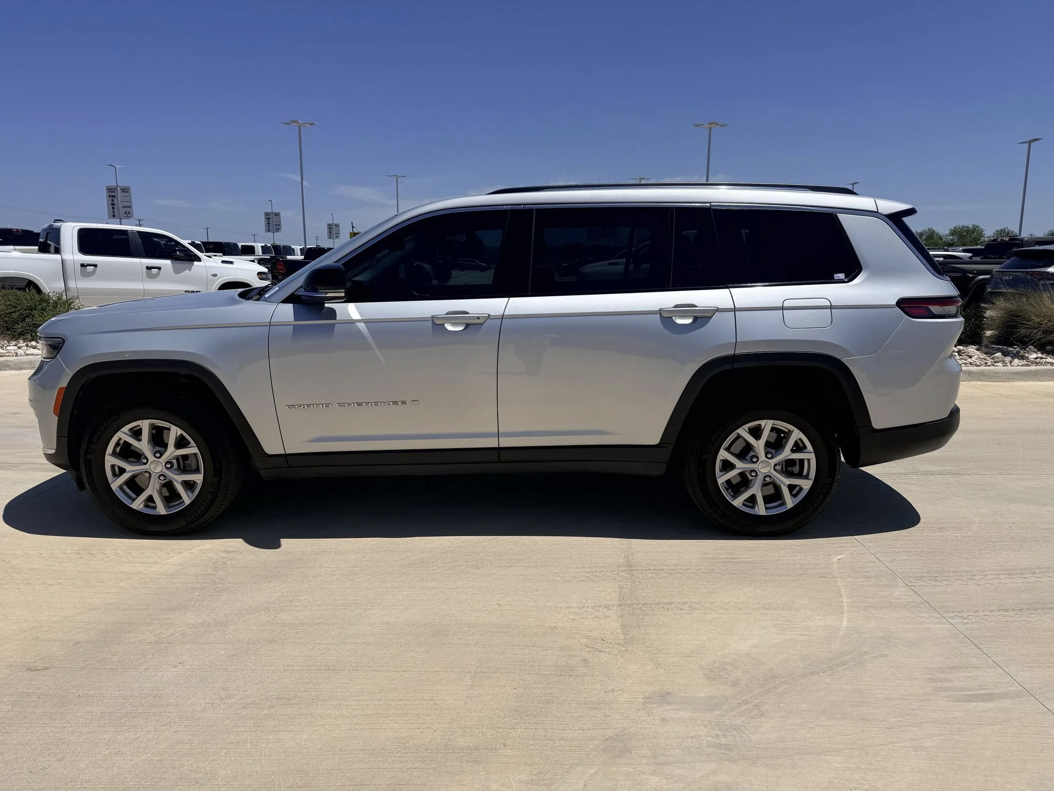 Used 2024 Silver Jeep Limited image 9