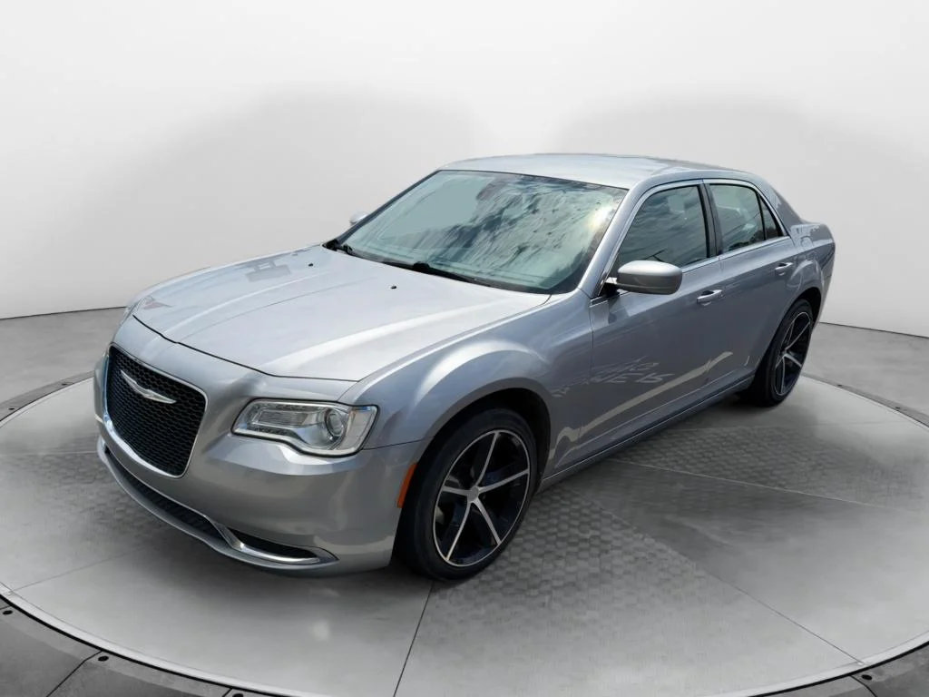 Used 2015 Silver Chrysler Limited image 1