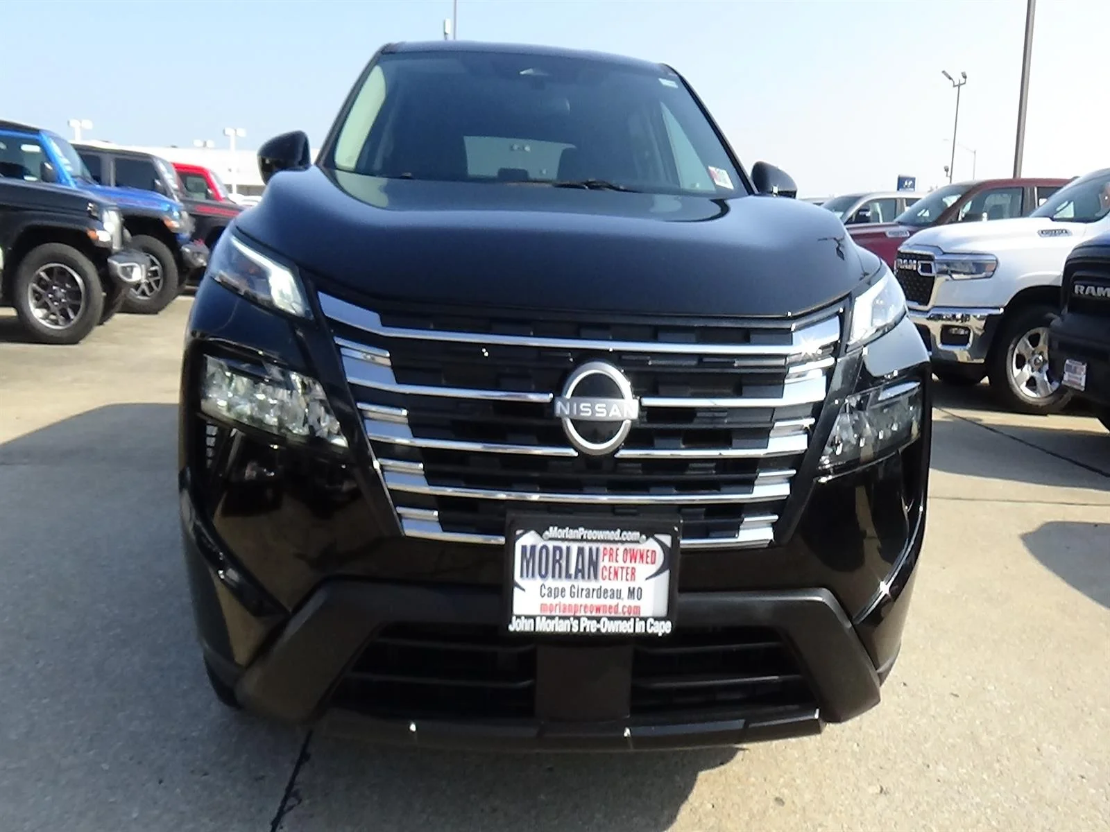 Used 2025 Super Black (kh3) Nissan SV image 3