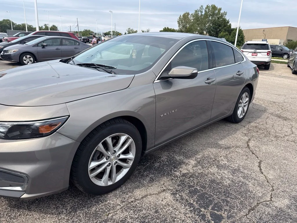Used 2018 Pepperdust Metallic Chevrolet LT image 8