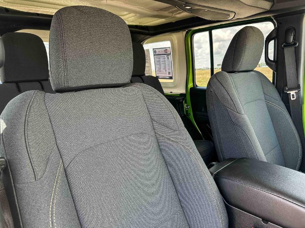 Used 2025 Green Jeep Sport S image 23