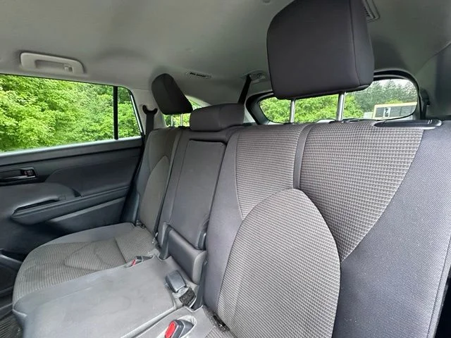Used 2023 Off-white Toyota LE image 11