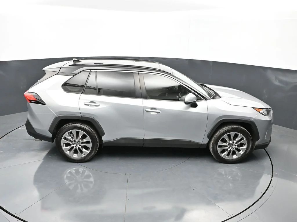 Used 2020 Silver Toyota XLE Premium image 38