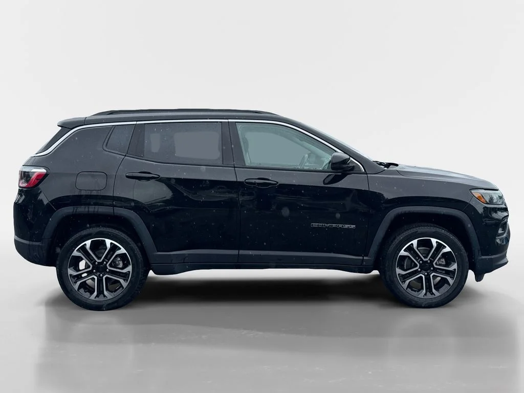 Used 2022 Diamond Black Crystal Pearlcoat Jeep Limited image 3