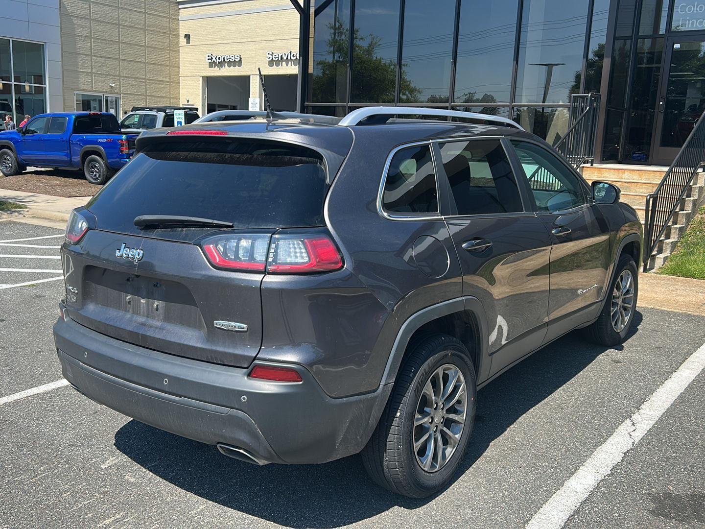 Used 2019 Granite Crystal Metallic Clearcoat Jeep Latitude Plus image 3
