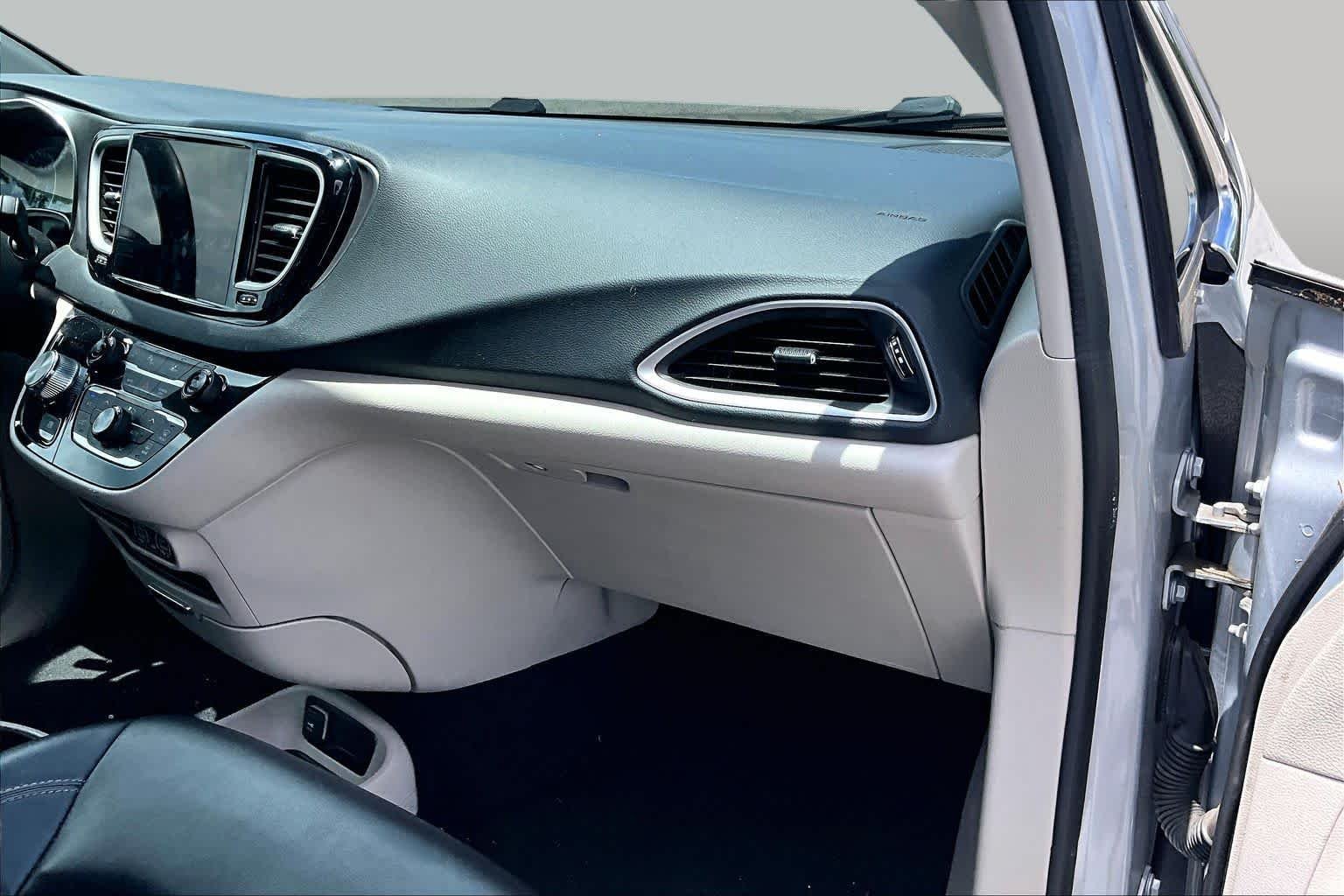 Used 2023 Silver Mist Clearcoat Chrysler Touring L image 19