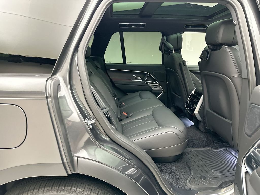New 2026 Carpathian Grey Land Rover SE image 7