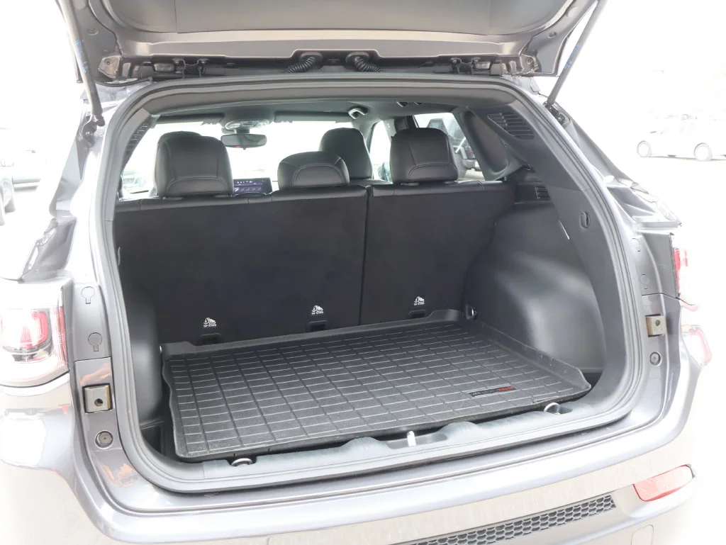 Used 2024 Gray Jeep Latitude Lux image 14