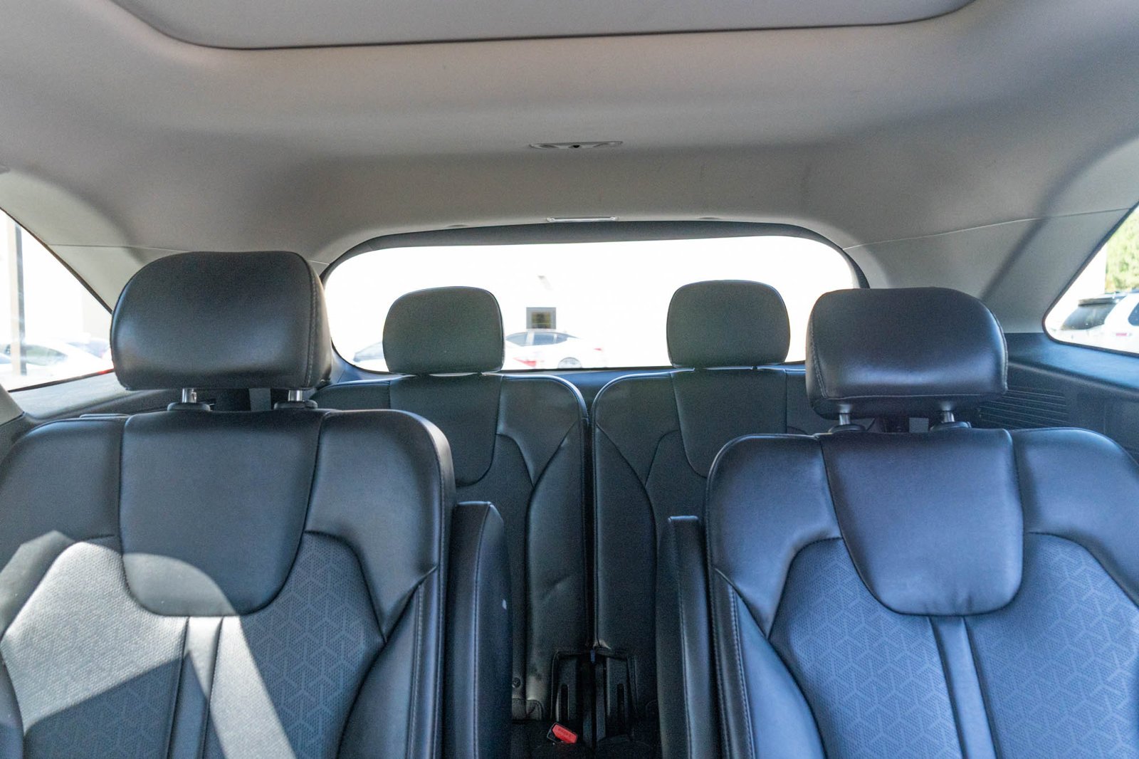 Used 2022 White Pearl Kia EX image 17