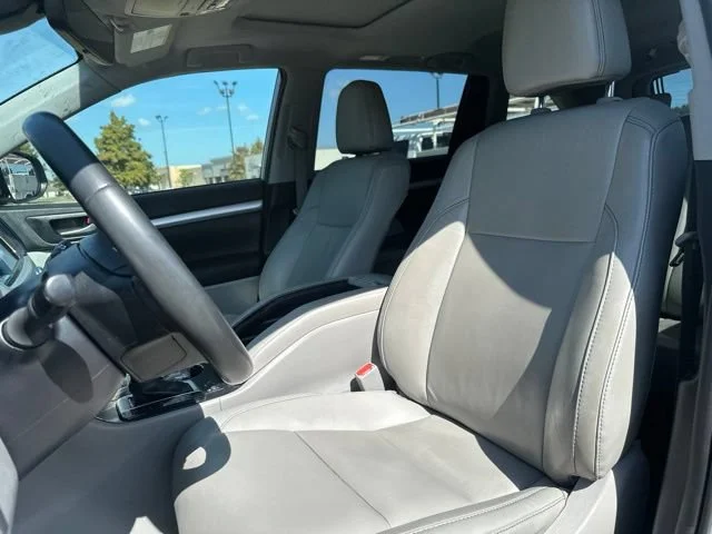Used 2019 Silver Toyota XLE image 17