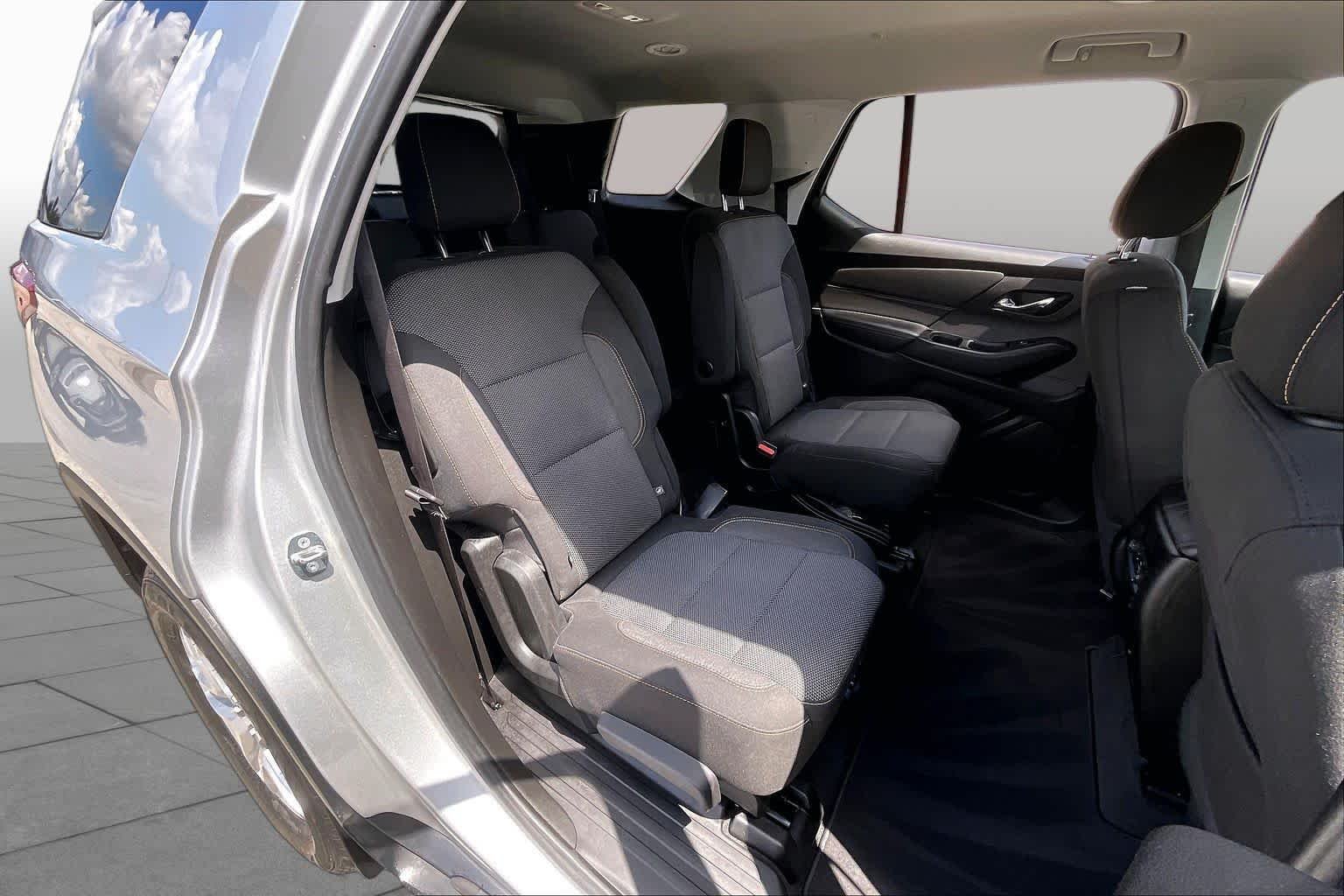 Used 2018 SILVER ICE METALLIC Chevrolet LT Cloth image 16