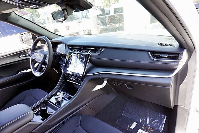 New 2024 Bright White Clear-Coat Exterior Paint Jeep Laredo image 11