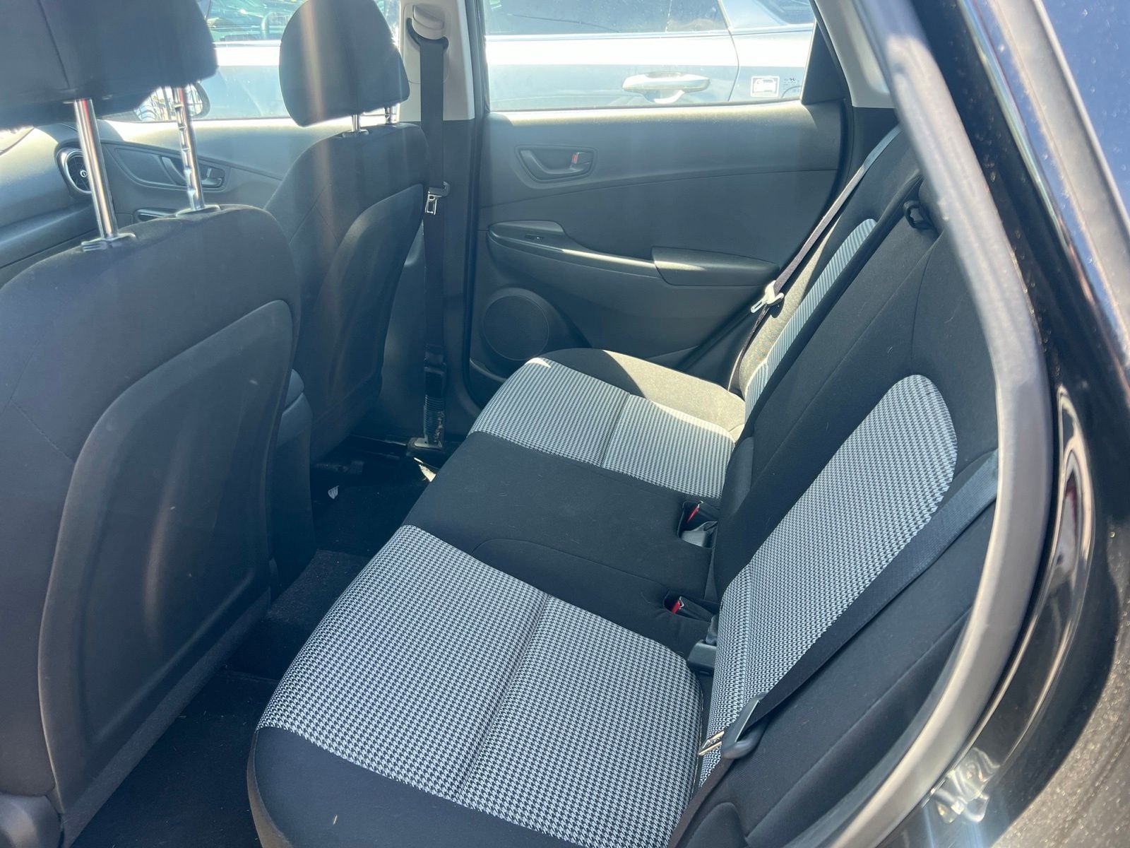Used 2022 Black Hyundai SE image 5