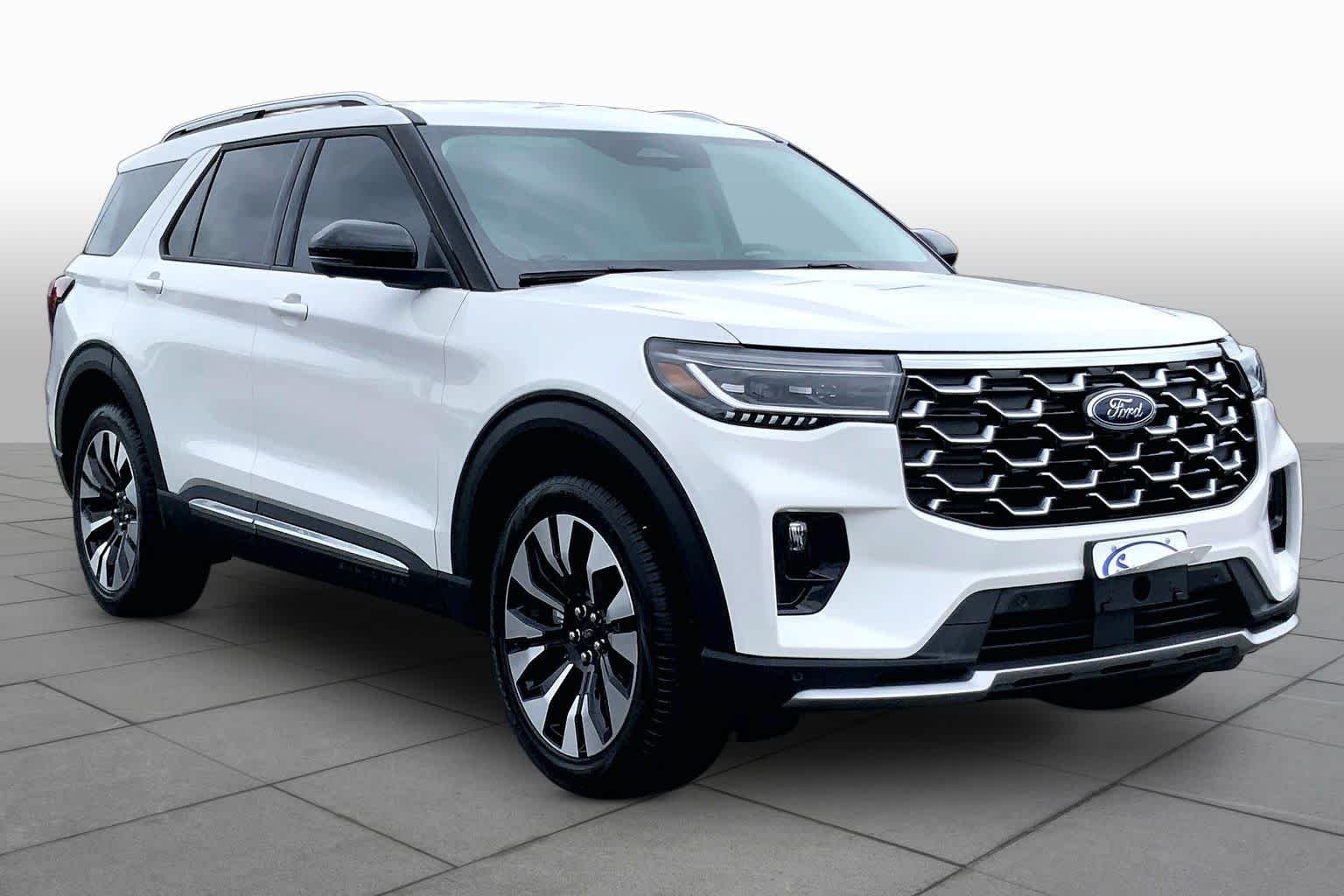 New 2026 Star White Metallic Tri-Coat Ford Platinum™ image 2