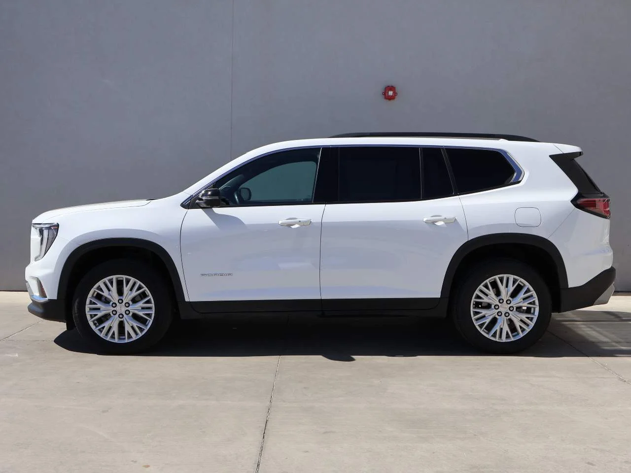 Used 2024 White Frost Tricoat GMC Elevation image 2