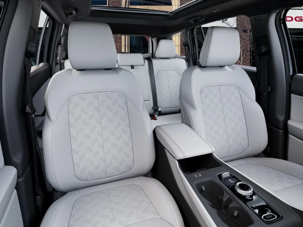 New 2026 Diamond Black Crystal Pearl-Coat Exterior Paint Jeep Overland image 16