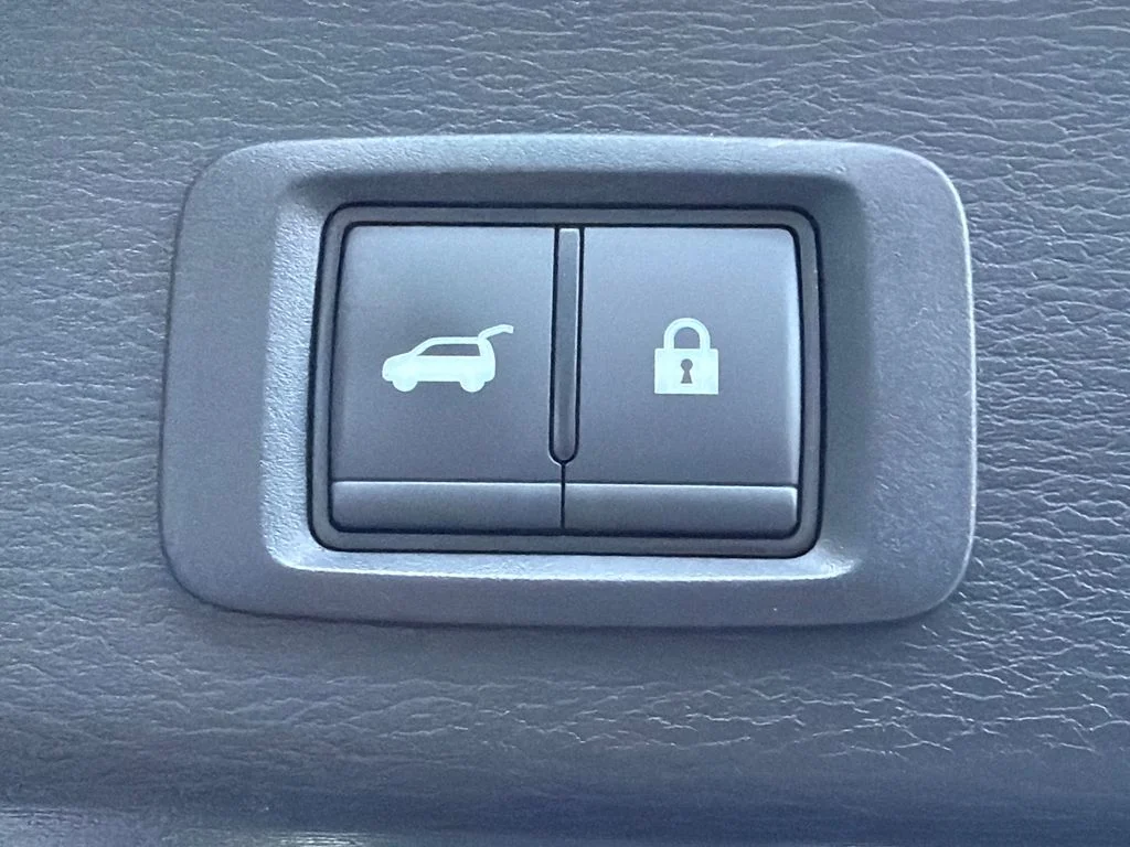 Used 2024  Mitsubishi SE image 19