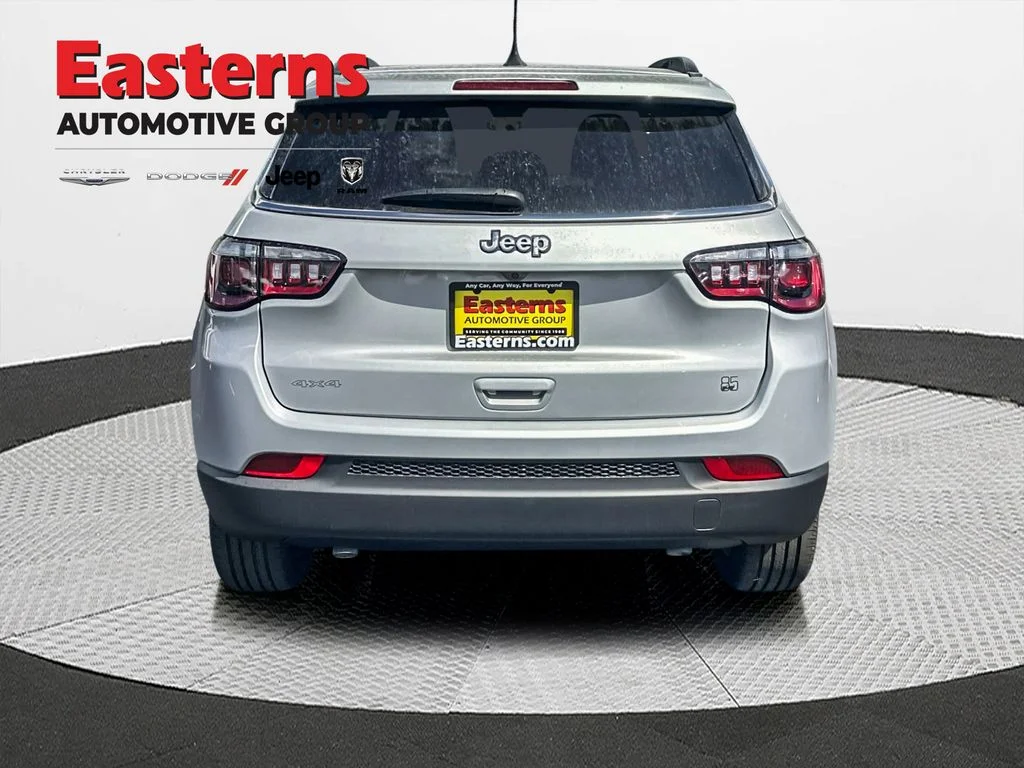 New 2026 Silver Zynith Metallic Clear-Coat Exterior Paint Jeep Latitude image 7