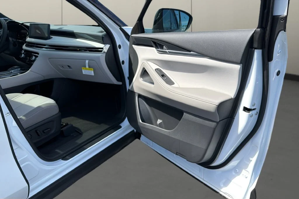 New 2027 2T RAD WHT INFINITI Sport AWD image 16