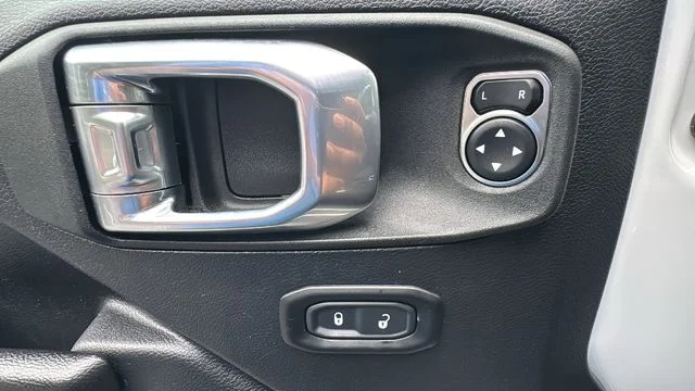 Used 2021 White/off-white Jeep Sport S image 17