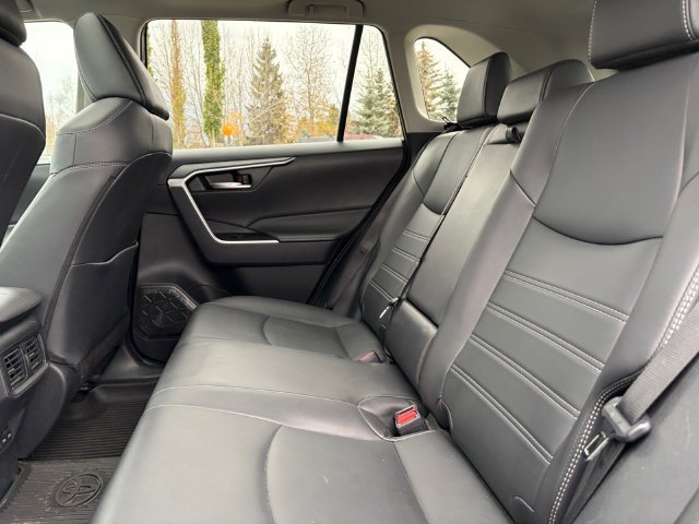 Used 2025  Toyota XLE Premium image 21