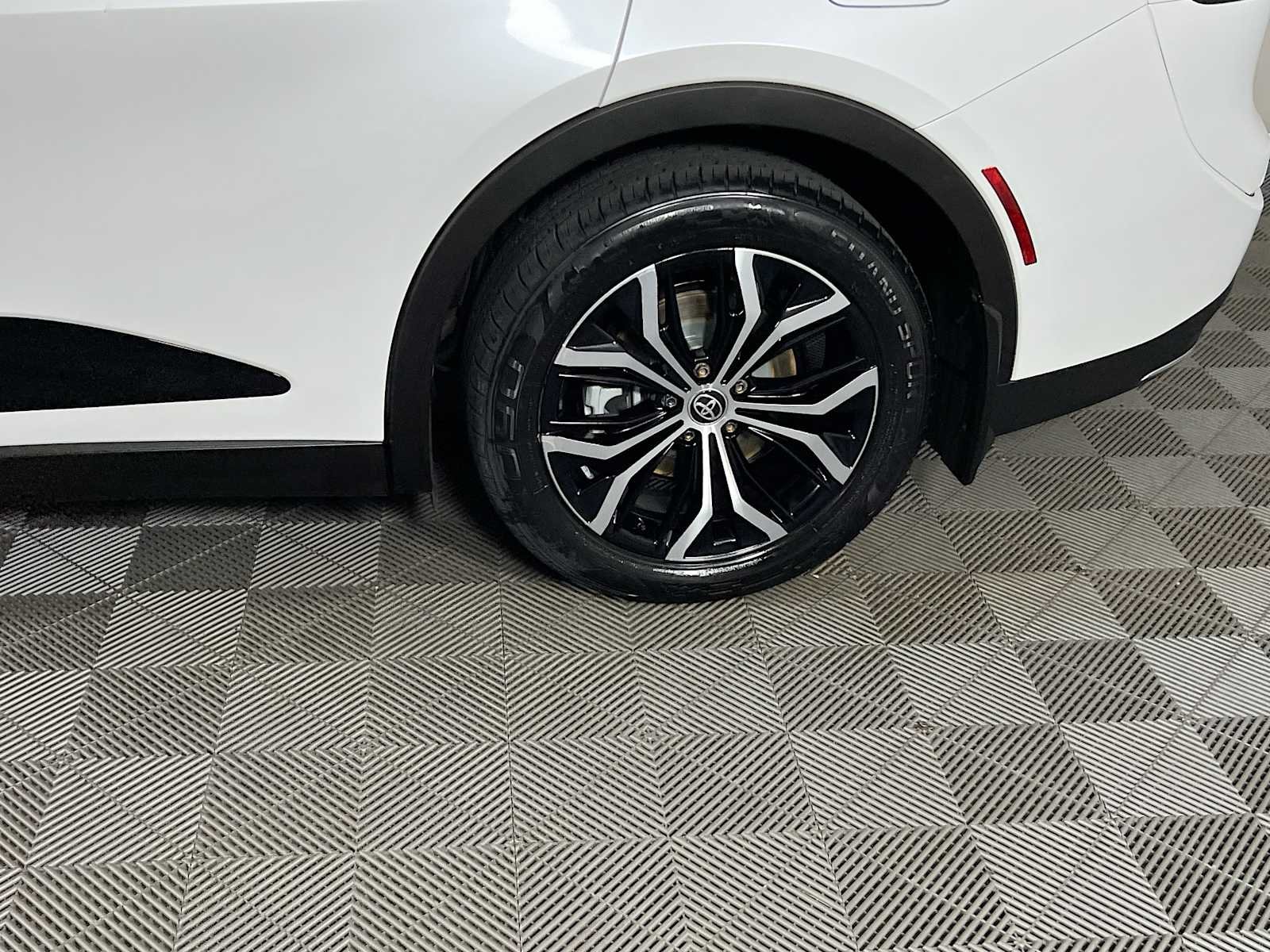 Used 2023 Oxygen White Toyota XLE image 31