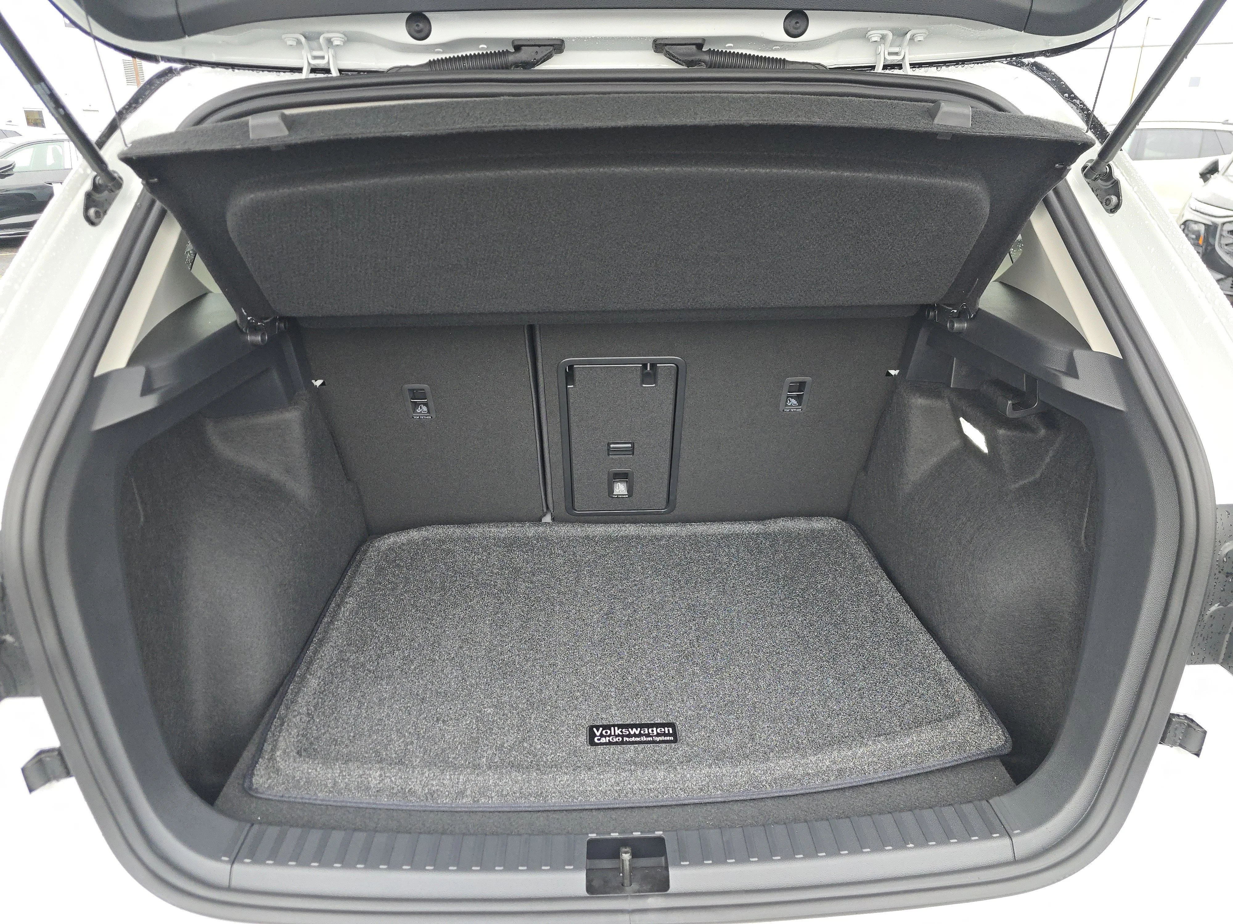 New 2026 Pure White w/Deep Black Roof Volkswagen SE Black image 16