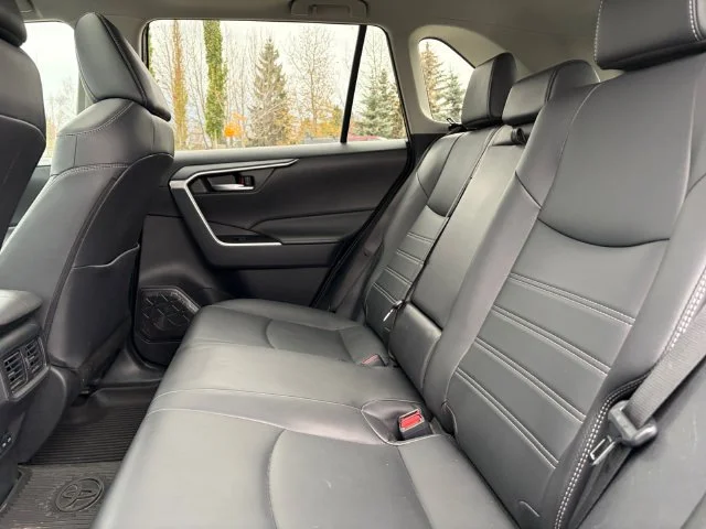 Used 2025  Toyota XLE Premium image 21