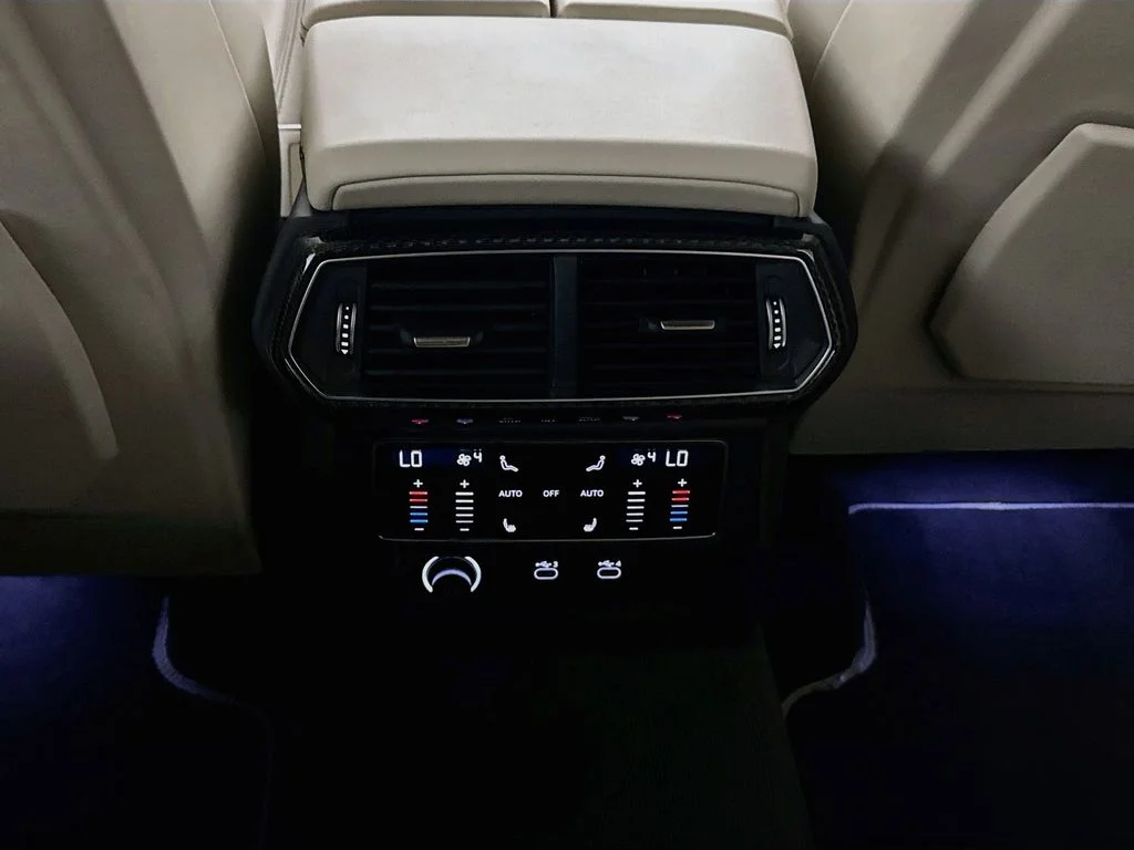 Used 2025 White Lamborghini SE image 28
