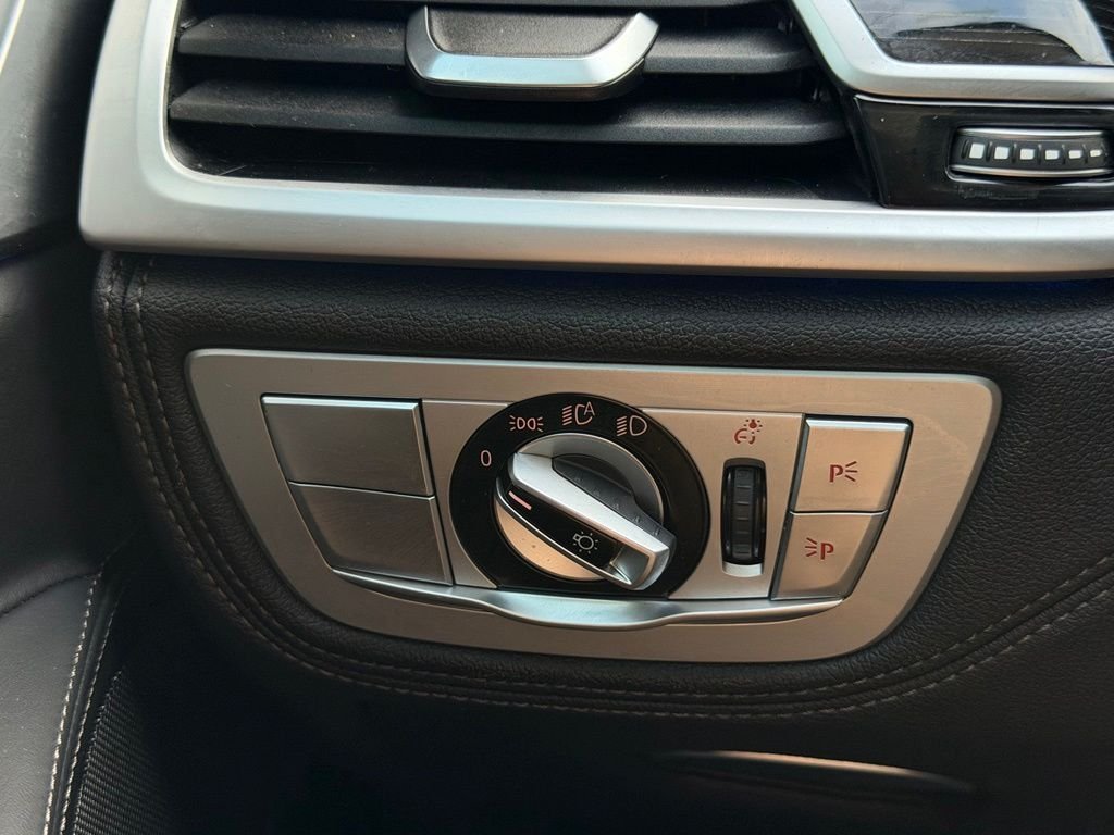 Used 2020 White BMW 740i image 38