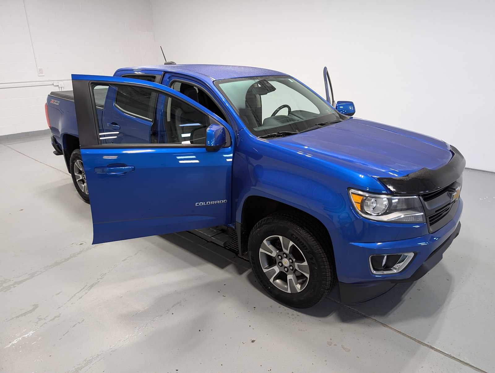 Used 2019 Kinetic Blue Metallic Chevrolet 4WD Z71 image 16