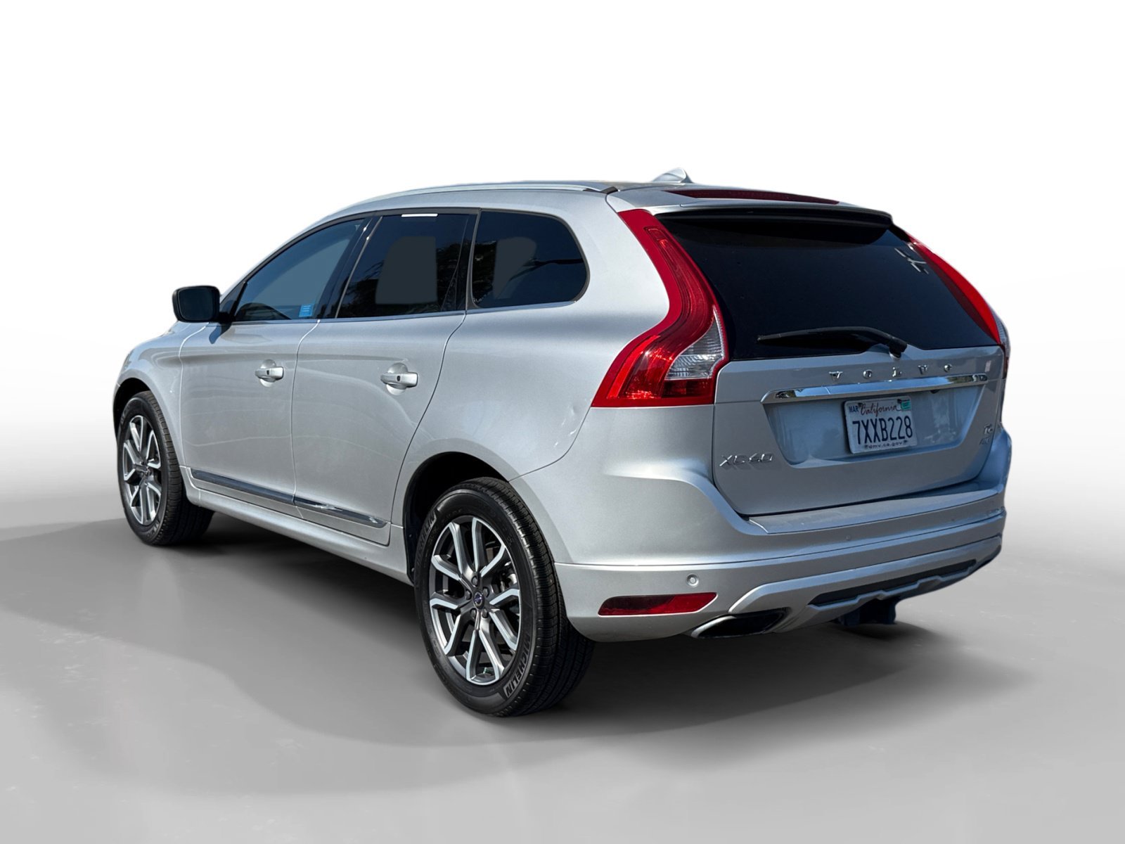 Used 2017 Bright Silver Metallic Volvo T6 Dynamic image 3