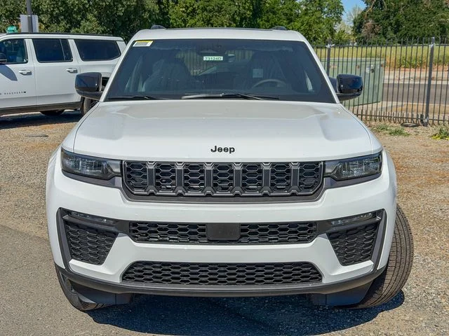 New 2026 Bright White Clear-Coat Exterior Paint Jeep Limited image 3