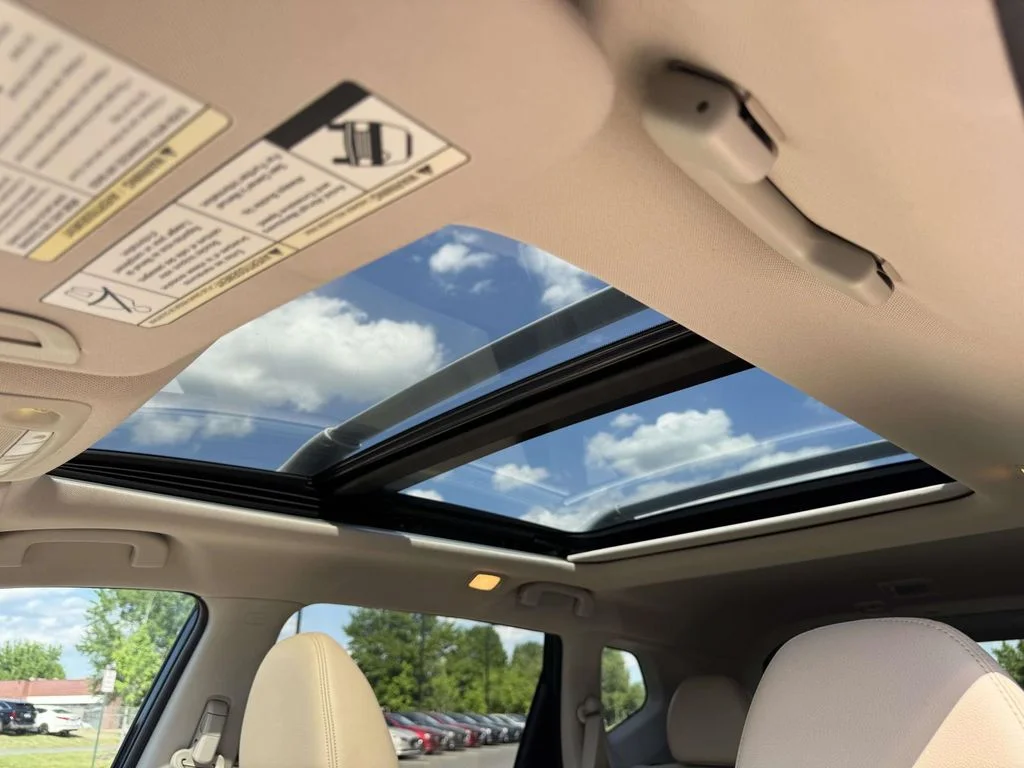 Used 2018 Green Nissan SL image 4