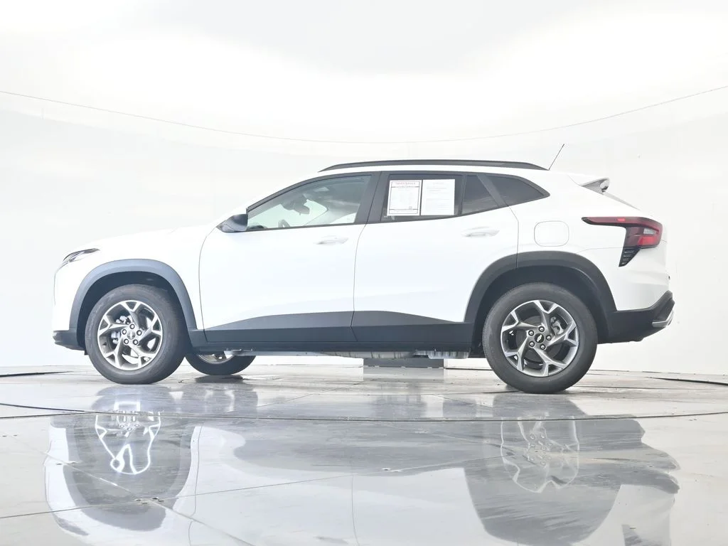 Used 2025 Summit White Chevrolet LT image 40