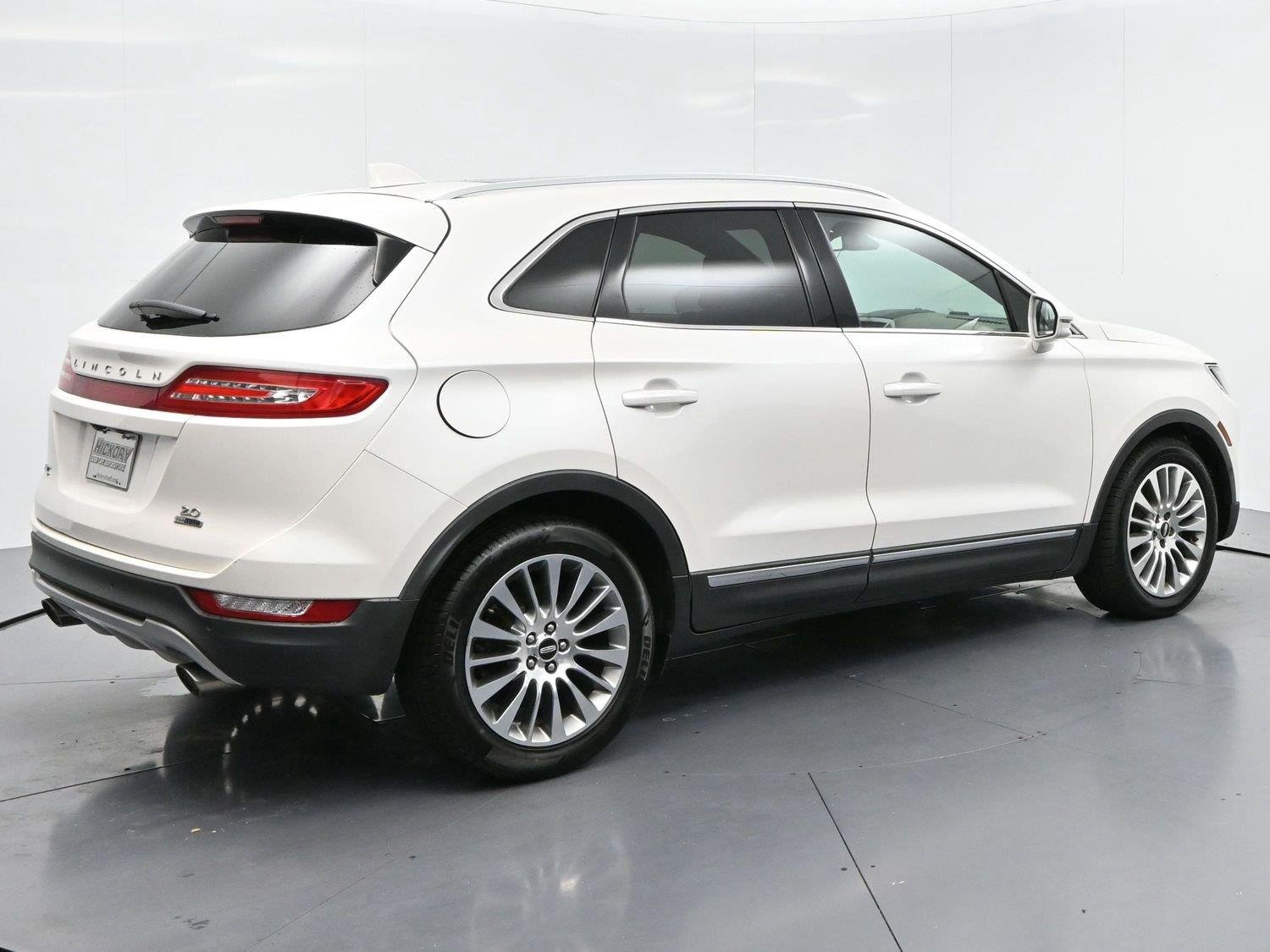 Used 2015 White Platinum Metallic Tri-Coat Lincoln FWD 4dr image 7