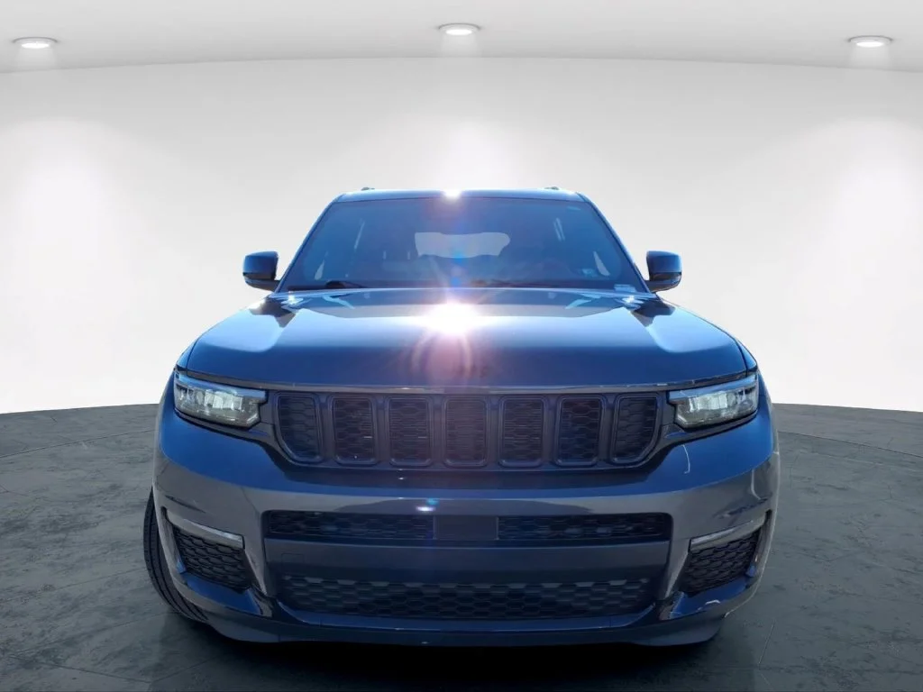 Used 2025 Gray Jeep Limited image 4