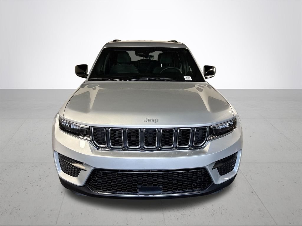 New 2026 Silver Zynith Exterior Paint Jeep Laredo image 3