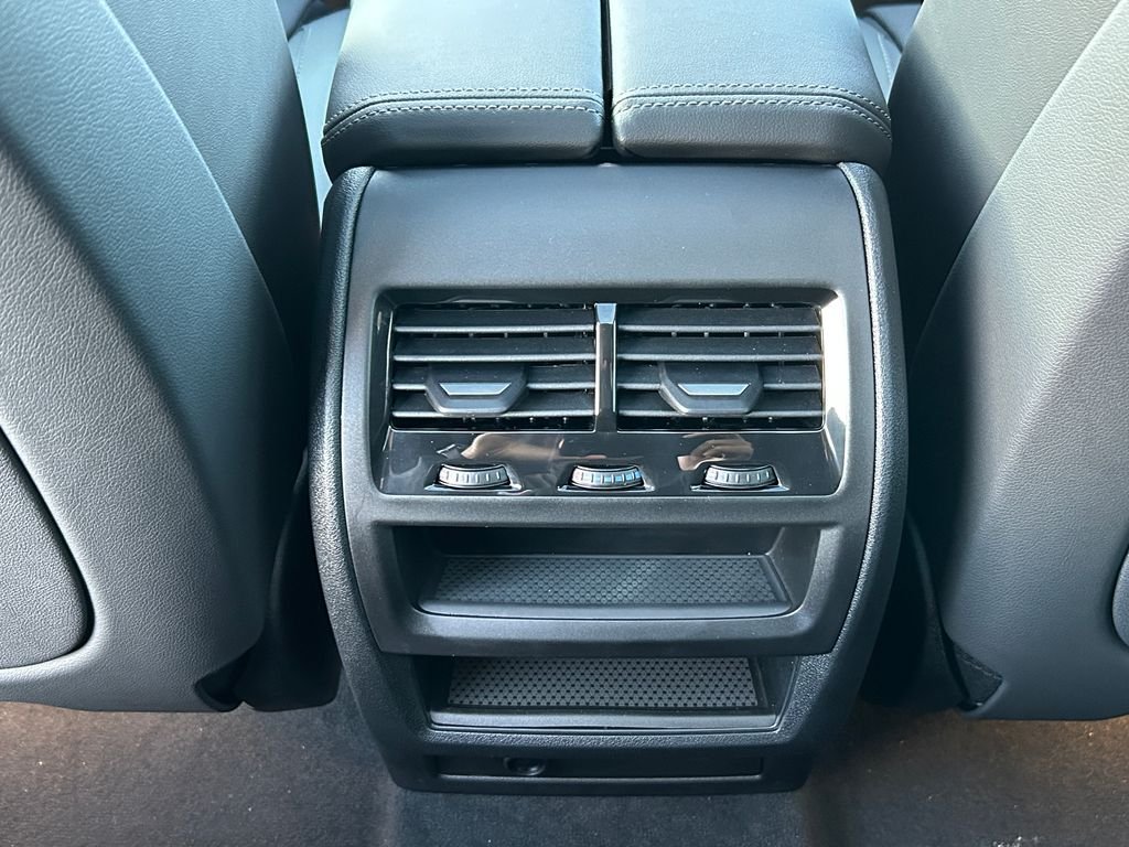 New 2026 Mineral White Metallic BMW xDrive40i image 33