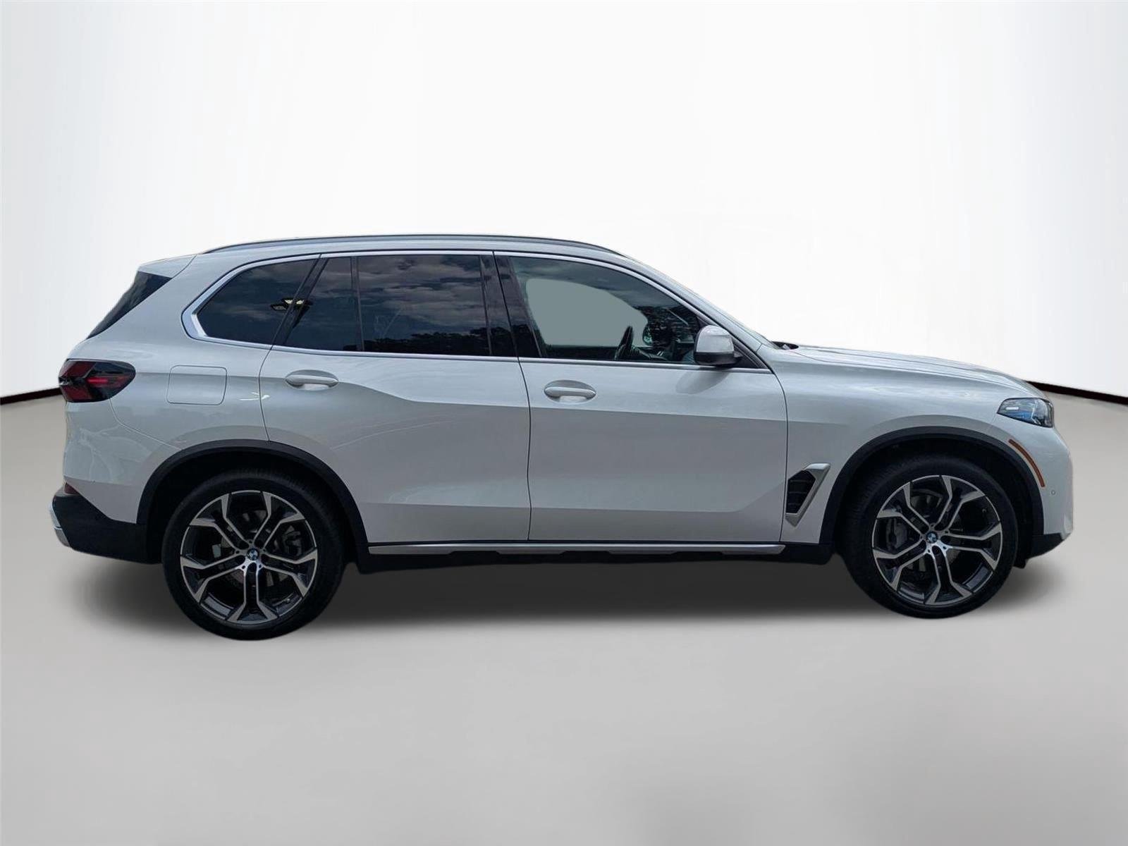 Used 2025 Mineral White Metallic BMW xDrive40i image 4