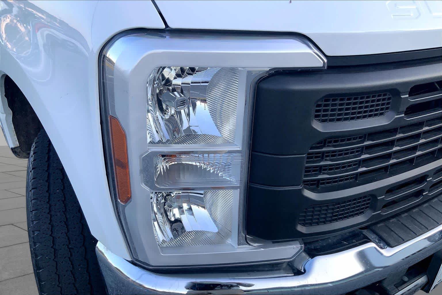 Used 2024 Oxford White Ford XL image 25