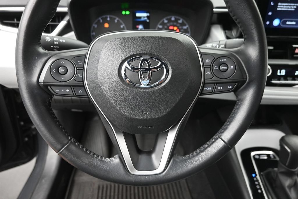 Used 2023  Toyota SE image 17