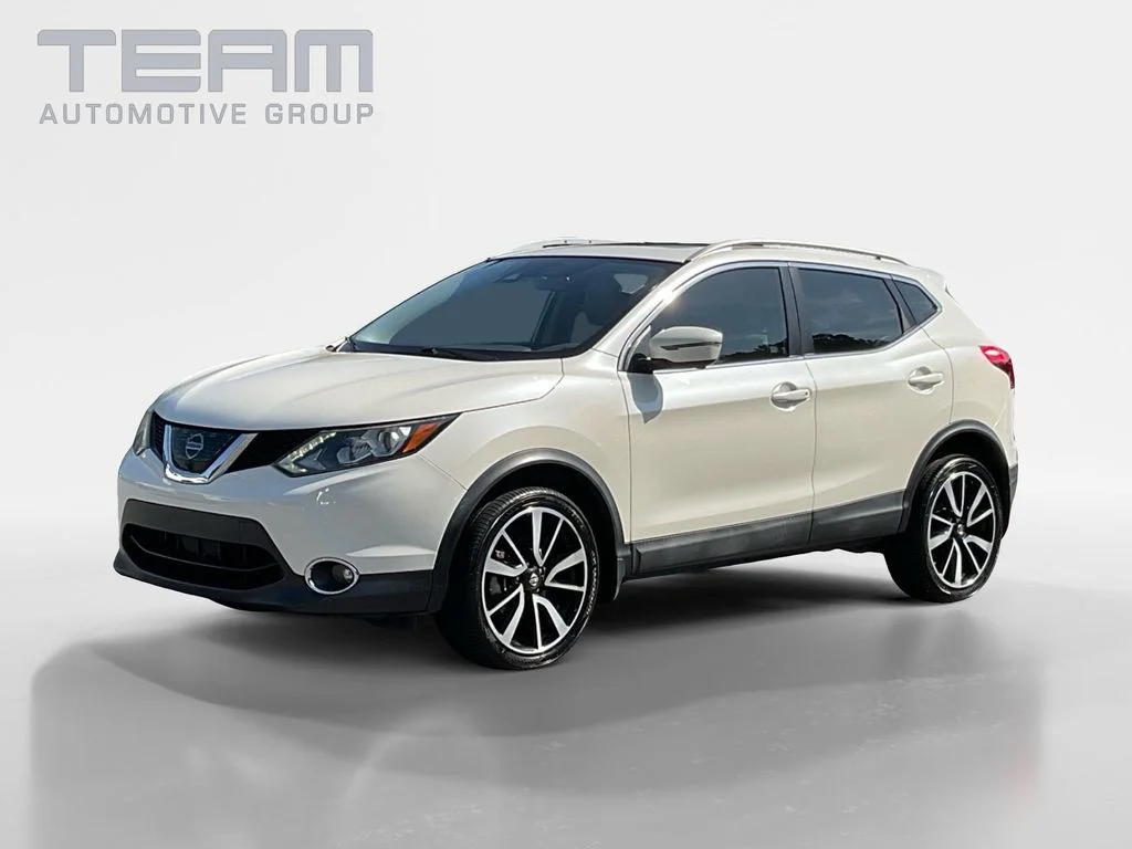 Used 2017 White Nissan SL image 3