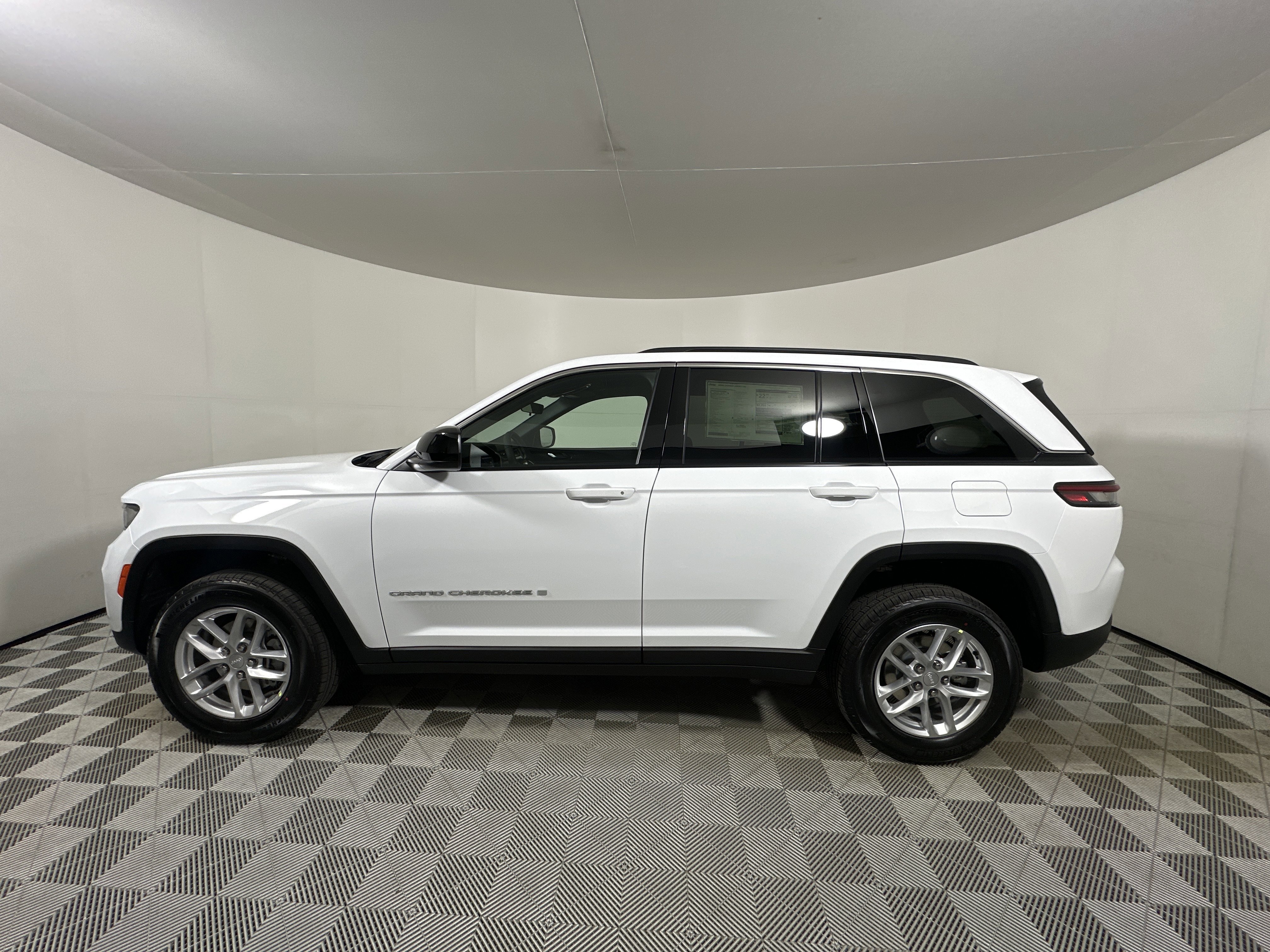New 2026 Bright White Clear-Coat Exterior Paint Jeep Laredo X image 4